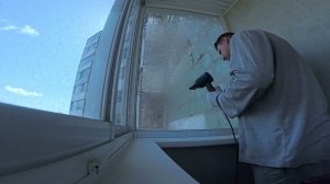 очищаем окно на балконе от плёнки и клея/We clean the window on the balcony from film and glue