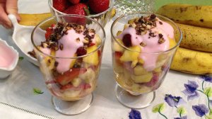 Фруктовый салат с клубникой, бананами и манго