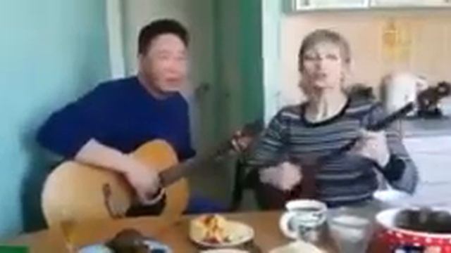 Куандык казахстан. Видеоклипы казахстана. Русский поет на казахском языке. Казашка поет на гитаре. Казахская песня видео.