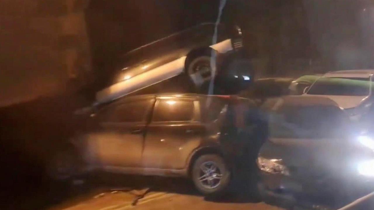 В Иркутске на трассе столкнулись десятки машин, в том числе большегрузы