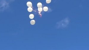 Запуск в небо белых шаров