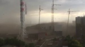 Башенный кран упал во время урагана в Москве