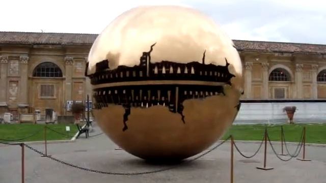 Золотой шар в Ватикане смотреть онлайн