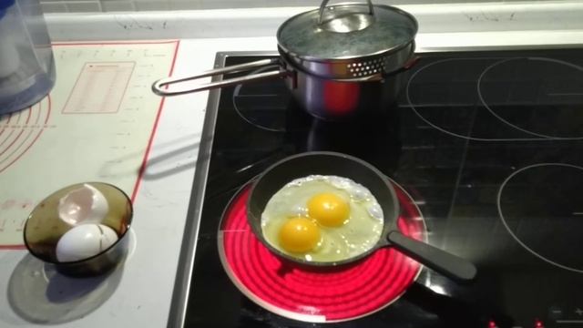 правильная жарка куриных яиц на чугунной сковороде
