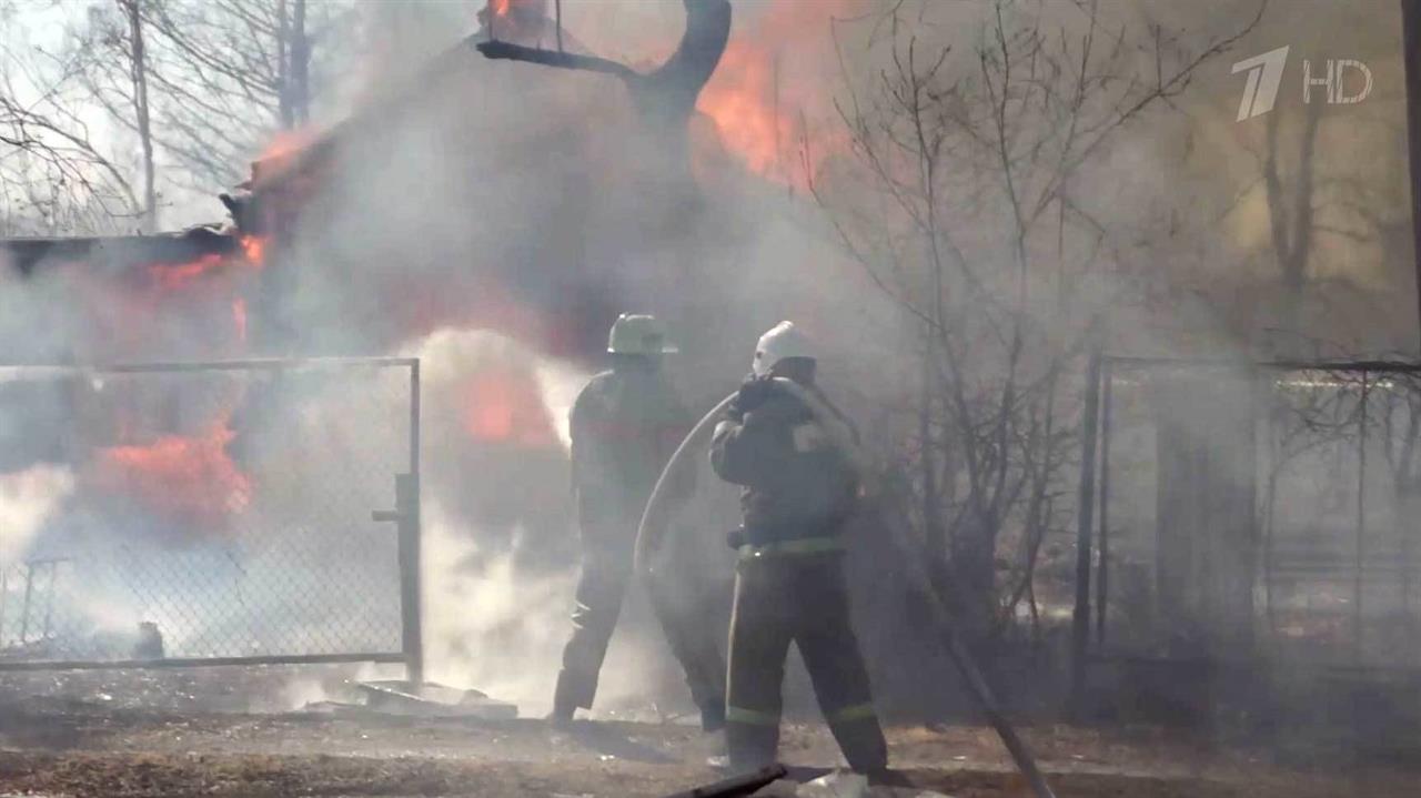 Ситуация с природными пожарами в России пока остается сложной