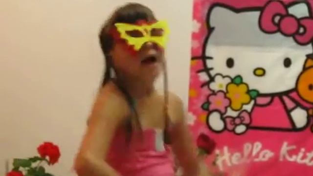 Алина Садковская исполняет песню про маму. смотреть онлайн