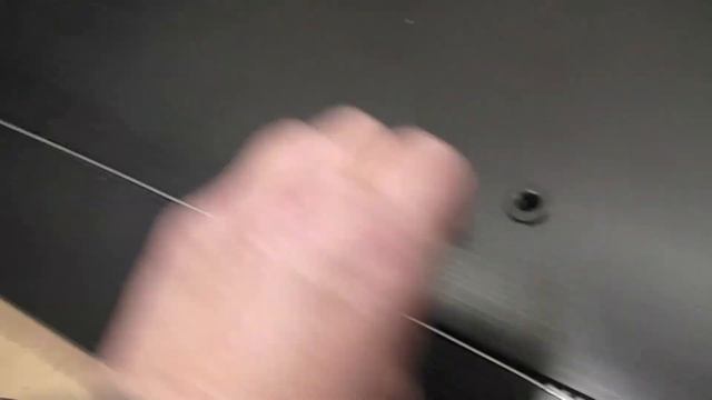 ТВ Samsung, корпус без винтов. Чтобы открыть - тяну за проволоку.