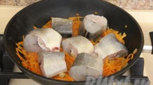 Навага, тушёная с овощами на сковороде