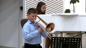 Парень играет на Тромбоне  "Буду жить под защитой Твоих крыл"