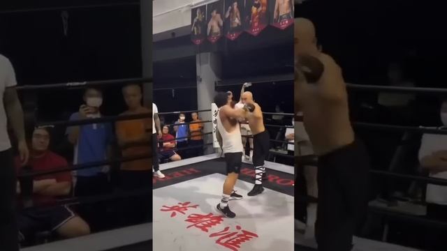 Шаолиньский монах против боксера.