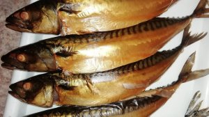 Скумбрия горячего копчения, от такого копчения минимум вреда, и очень вкусно!