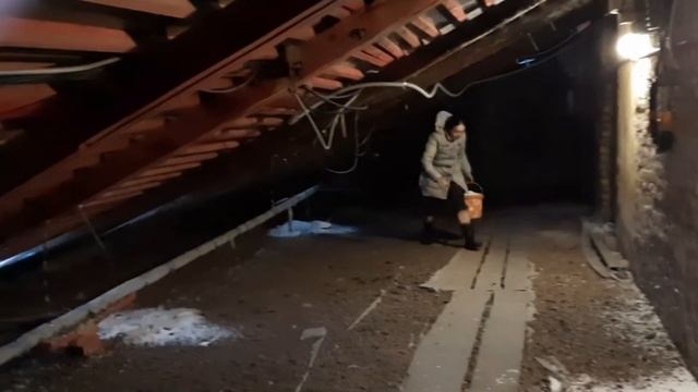 Снег на чердаке дома 8 по ул. Большая Зеленина в Петроградском районе СПб смотреть онлайн