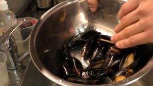 Как чистить Мидии/How to clean mussels #seafood #mussels