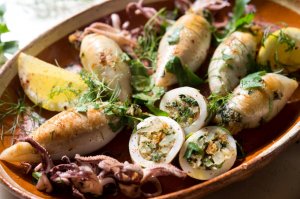 Кальмары, фаршированные грибами и сыром,получаются сочными и очень вкусными.