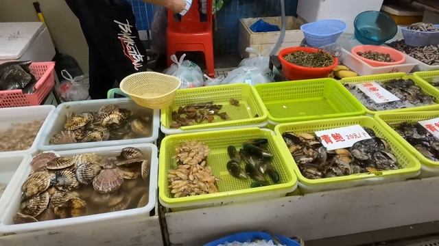 深圳美食必吃！本地人市场！海鲜市场买海鲜！餐厅烹饪！超级美味！第一老字号人气甜品店！全部坐满人！点心早茶！2人消费70元！#dimsum #seafood #market,Shenzhen Chin