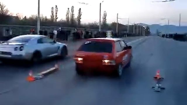 ВАЗ 2108 РВЁТ Nissan GT R R35 смотреть онлайн