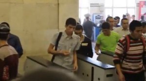 Как иммигранты проходят турникеты в метро