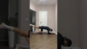 ОТВЕДЕНИЕ НОГИ НАЗАД НА ЧЕТВЕРЕНЬКАХ С РЕЗИНОЙ