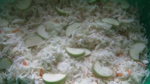 Квашеная капуста с яблоками