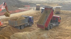 Разгрузка самосвалов Mercedes-Benz Actros MPIII и Volvo FMX