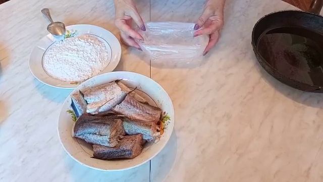 Минтай в томатном соусе с рассыпчатой перловкой