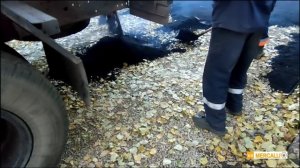 Дорожники укладывают асфальт на сухие листья .