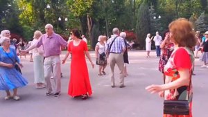 НРАВИТСЯ МНЕ! СЧАСТЛИВЫЕ МОМЕНТЫ ИЗ ПАРКА ГОРЬКОГО ХАРЬКОВ ТАНЦЫ