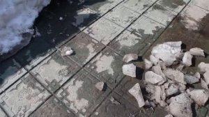 Чистим плитку от льда и снега - Действие соли