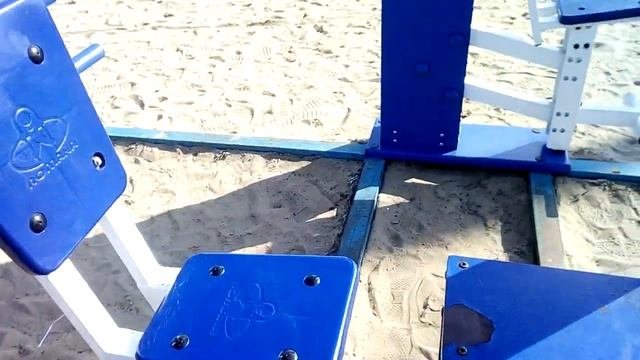 На стадионе. Спортивные тренажёры.