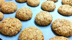 Идеальная выпечка к чаю. Вкусное и рассыпчатое овсяное печенье. Съедается до последней крошки.