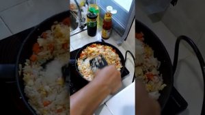 Жареный рис с яйцом и овощами по-тайски