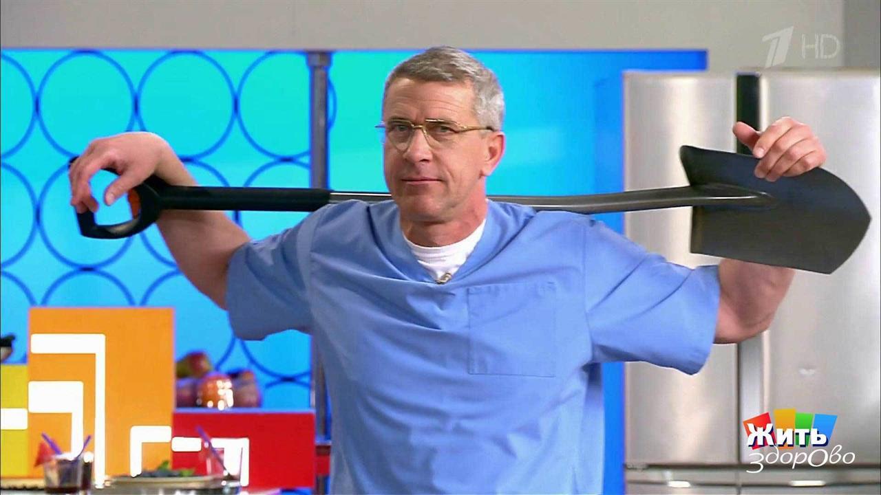 Зарядка на грядке. Упражнения с лопатой. Жить здорово! Фрагмент выпуска от 09.06.2017