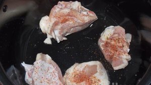 Куриные бедра с луком и специями в мультиварке