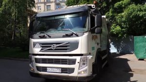 Мусоровоз Volvo в работе