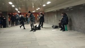 Скрипачи на улице.