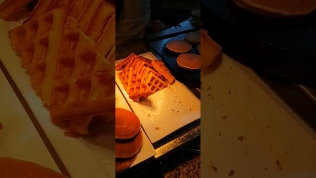 Дубай / Завтрак в отеле Шератон Джумейра бич 5* Шведский стол в Дубае. смотреть онлайн