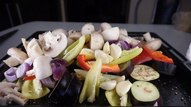 Свинина с овощами в духовке на ужин или на застолье смотреть онлайн