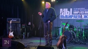 Она смотрела на мужчин. Олег Гаркуша