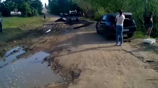 Солнечный-2 рабочие асфальтируют грязь перед приездом губернатора. Саратов