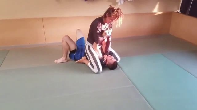 Experienced Woman wrestles weak man in Brazilian Jujitsu (BJJ) смотреть онлайн