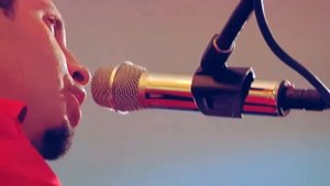 Мне мама тихо говорила – поет Коби Оз.