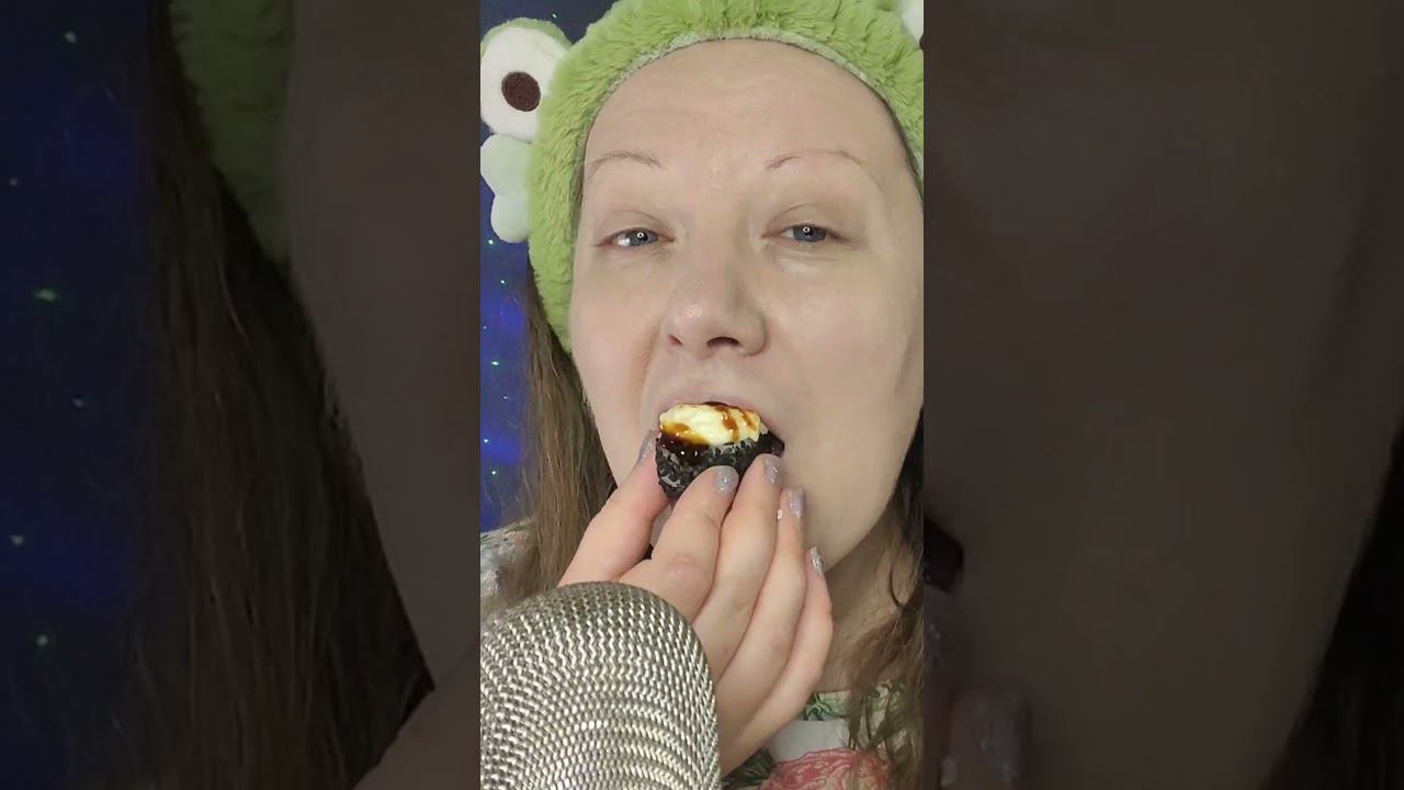 Ем аппетитно запечённые роллы