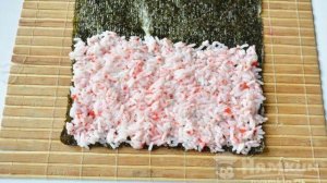 Ролл «Мозаика» с красной рыбой и рисом с икрой летучий рыбы