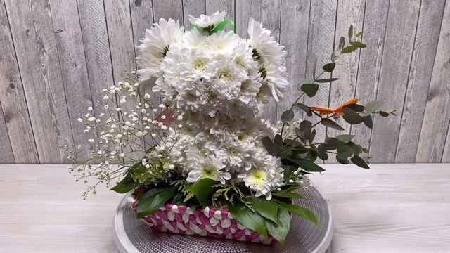 Собачка из цветов в корзине смотреть онлайн