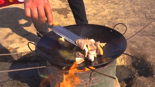 Food: Cooking Meat on Fire from the Sulphurous Burning Water Spring in Wild Desert (Bushcraft) смотреть онлайн