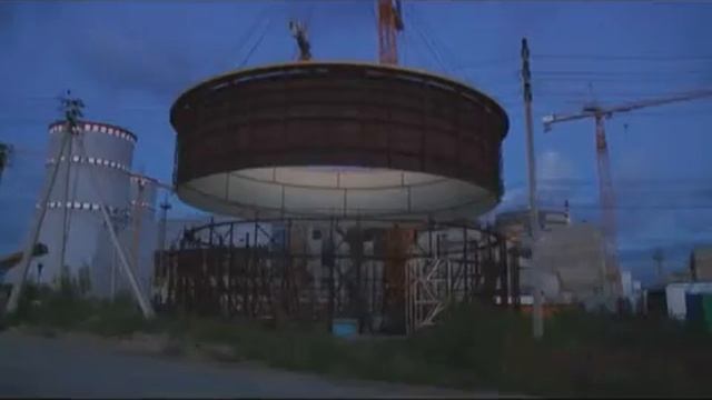 Установка внутренней защитной оболочки реактора на площадке ЛАЭС-2