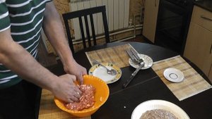 ? ? Колбаса из свиного фарша купленного в магазине, получилась по вкусу как Краковская.