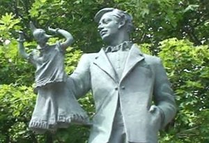 СЕРГЕЙ ОБРАЗЦОВ ПАМЯТНИКИ ВЕЛИКИМ В ПЕРЕУЛКАХ МОСКВЫ