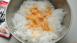 Салат из фунчозы с огурцом, морковью и болгарским перцем