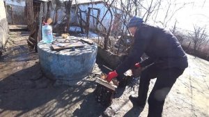 ВПЕРВЫЕ! Топим печку в старом доме у реки, Купили дом в деревне и обживаемся